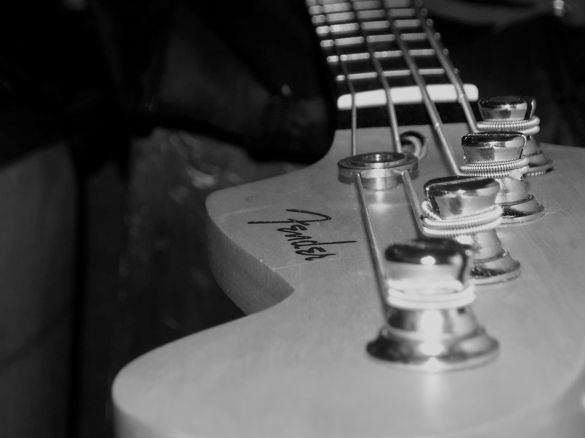 close up van de headstock van een basgitaar van fender